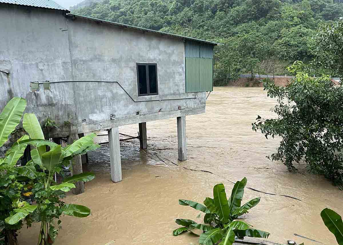 Song Nam mo nuoc lu chay xiet, dang cao o xa Muong Xen. Anh: Minh Tuan.