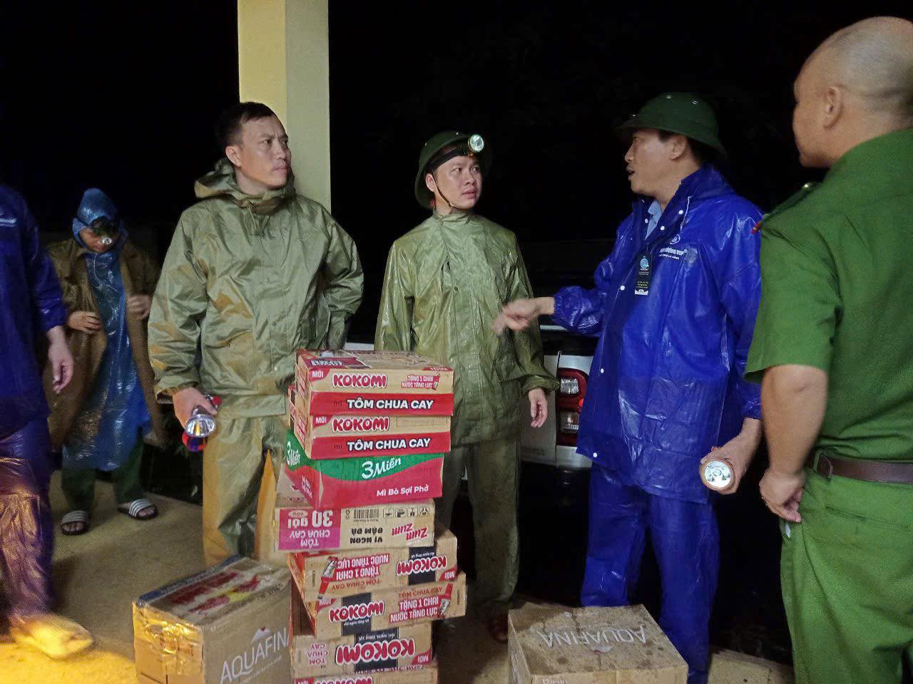 Lanh dao xa Yen Na da co mat truc tai diem so tan de chi dao, dong vien ba con va kiem tra tinh hinh thuc te tai cac diem so tan. Chinh quyen dia phuong cung da chuan bi day du nhu yeu pham, chan man va co so vat chat can thiet de phuc vu ba con trong thoi gian nay. Cong tac ung pho thien tai, dam bao an toan tinh mang va tai san cho nhan dan luon duoc cap uy, chinh quyen xa Yen Na dat len hang dau.