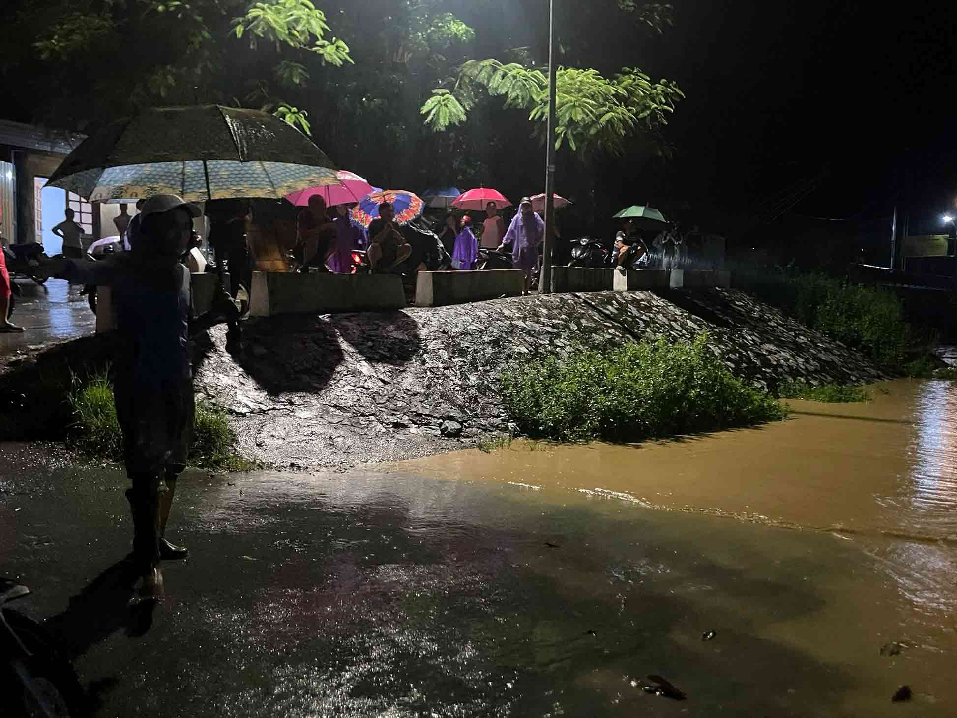 Tai xa Tuong Duong, nguoi dan cung phai thuc trang dem de de phong lu dang cao. Anh: Hai Duong