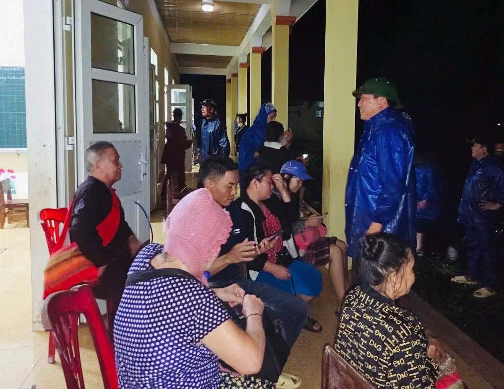 Tai xa Yen Na, UBND xa dang thuc hien Lenh so tan khan cap doi voi khu vuc ban Ve. Chinh quyen dia phuong da bo tri di doi 120 ho dan den diem truong de dam bao an toan truoc nguy co lu quet, sat lo dat. Anh: Hai Duong