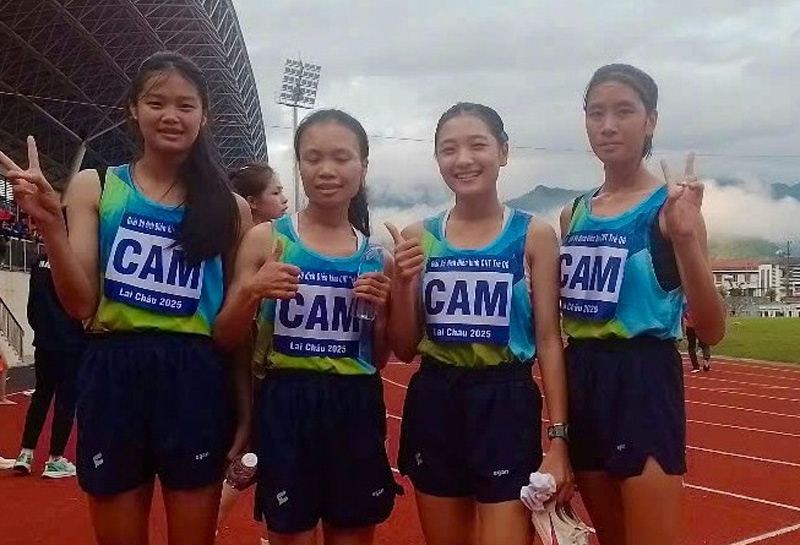 Hoang Mui Nhay (bia phai) cung cac ban pha ky luc quoc gia mon dien kinh. Anh: DVCC