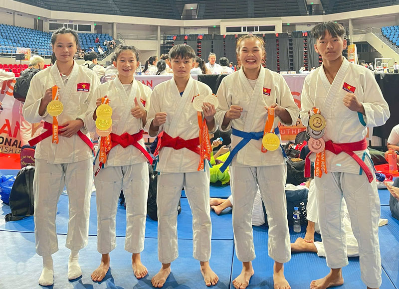 Phung Mui Nhinh (thu 2 tu phai sang) cung cac van dong vien gianh huy chuong tai dau truong khu vuc Dong Nam A. Anh: DVCC