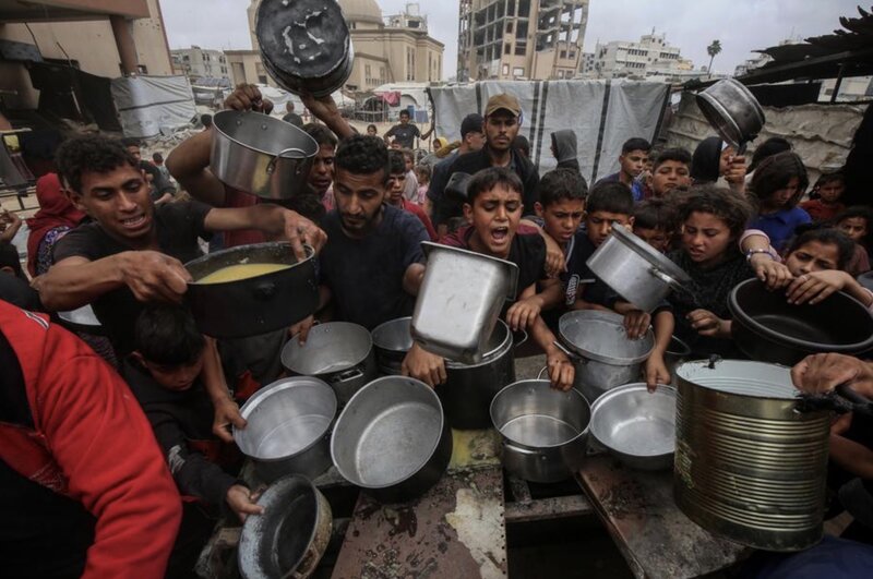 Los palestinos reciben comida de alivio en Gaza. Foto: Xinhua