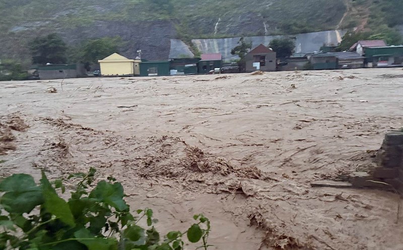 Floodwaters are pouring down to Muong Xen commune, Nghe An province. Photo: Ngoc Anh