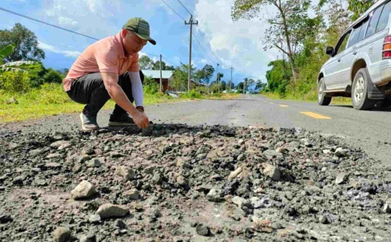During the rainy season in 2024, National Highway 14C through Kon Tum province (old) was also eroded and severely damaged. Photo: THANH TUAN