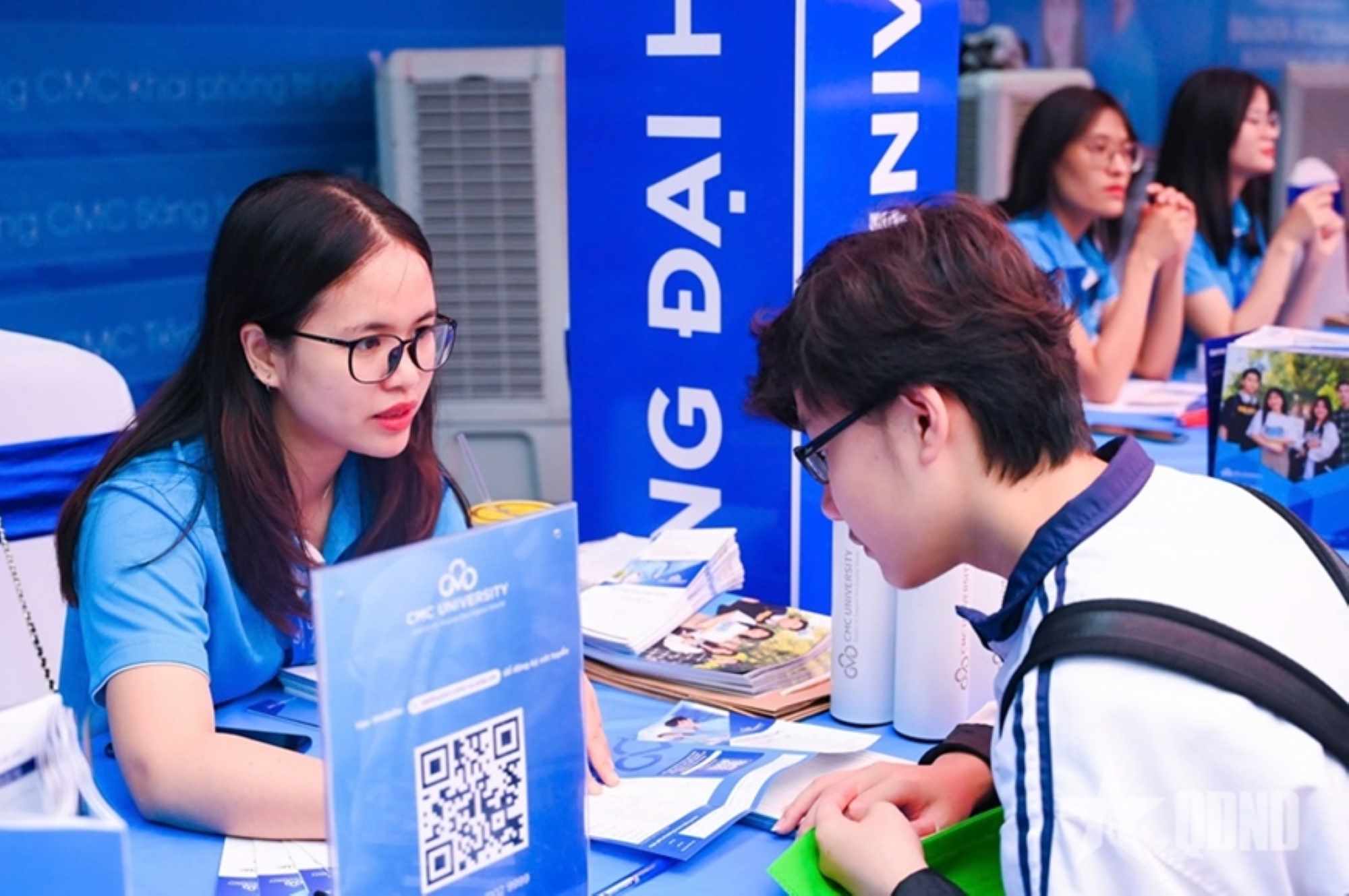 Candidates learn about admission information at CMC University. Photo: Van Trang