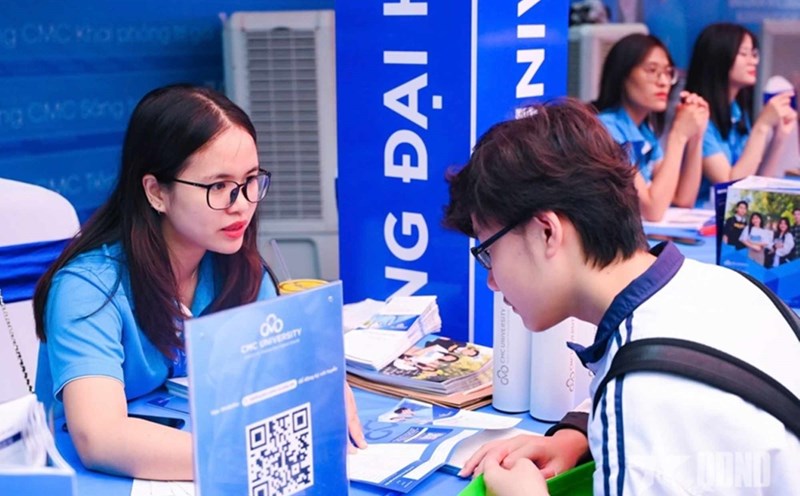 Candidates learn about admission information at CMC University. Photo: Van Trang