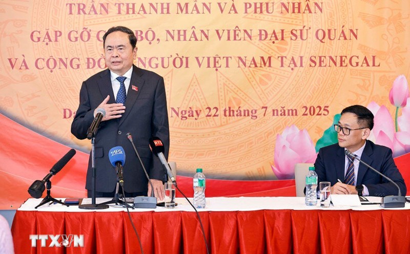 Politburo member and National Assembly Chairman Tran Thanh Man met with officials and staff of the Embassy and the Vietnamese community in Senegal. Photo: VNA