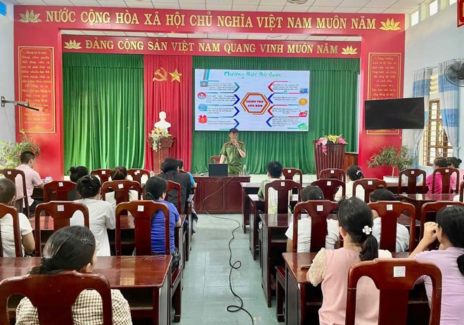 組合員、労働者に対する闇金融とオンライン詐欺の防止に関する知識の向上。写真:H.リン