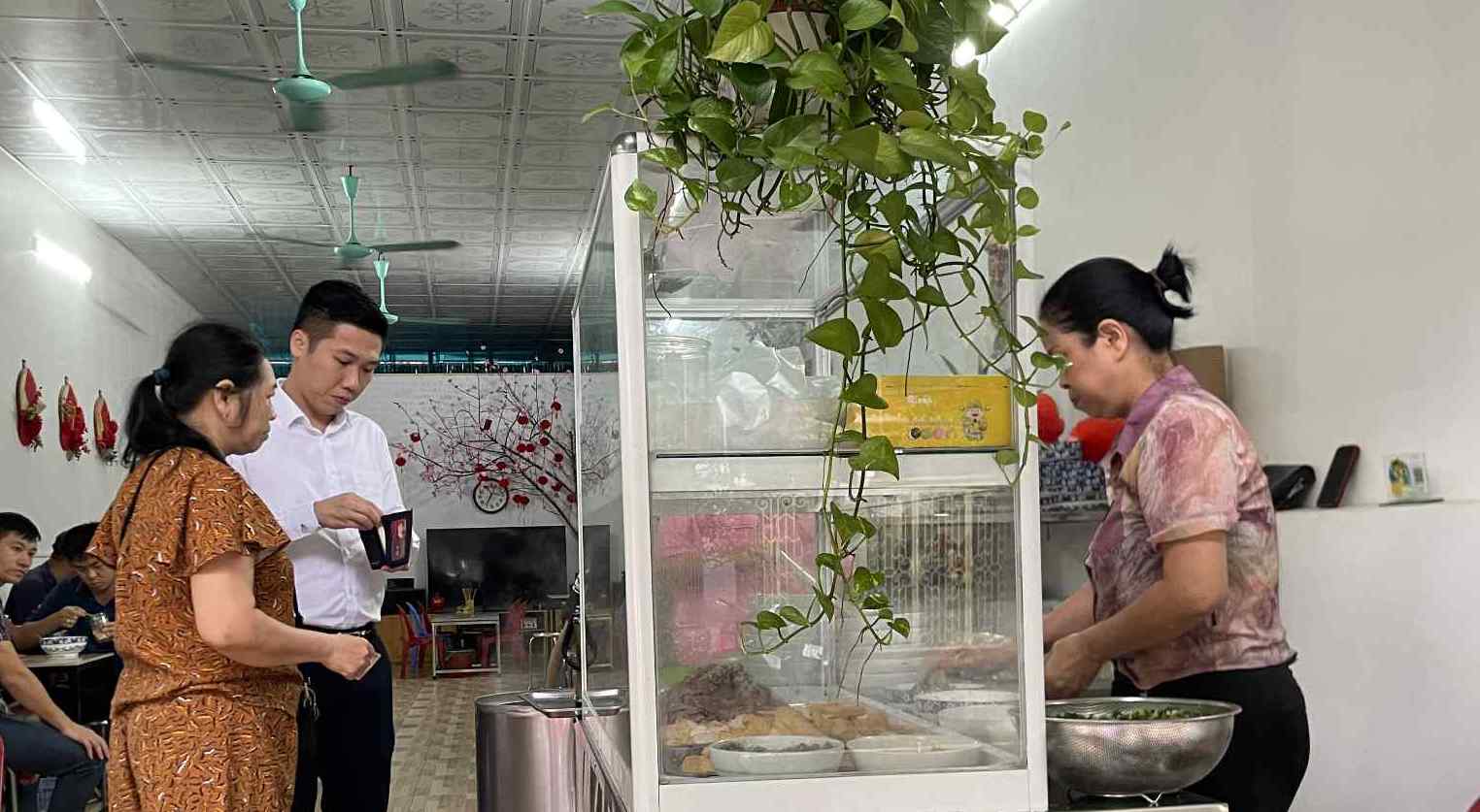 Ba Phung Thi Tuyen ban hang vao sang 23.7. Anh: Mai Huong