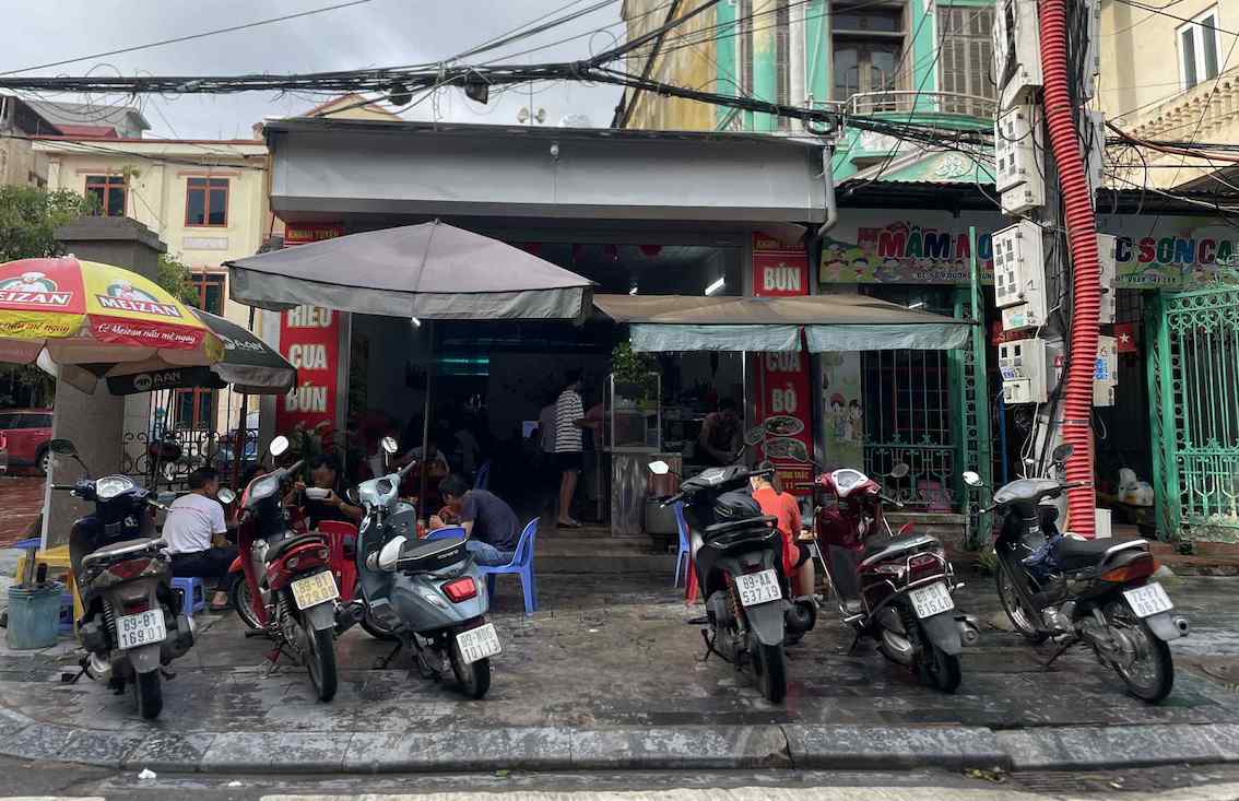 Hung Yenの飲食店、人々が朝食に来る賑わい。写真:Mai Huong