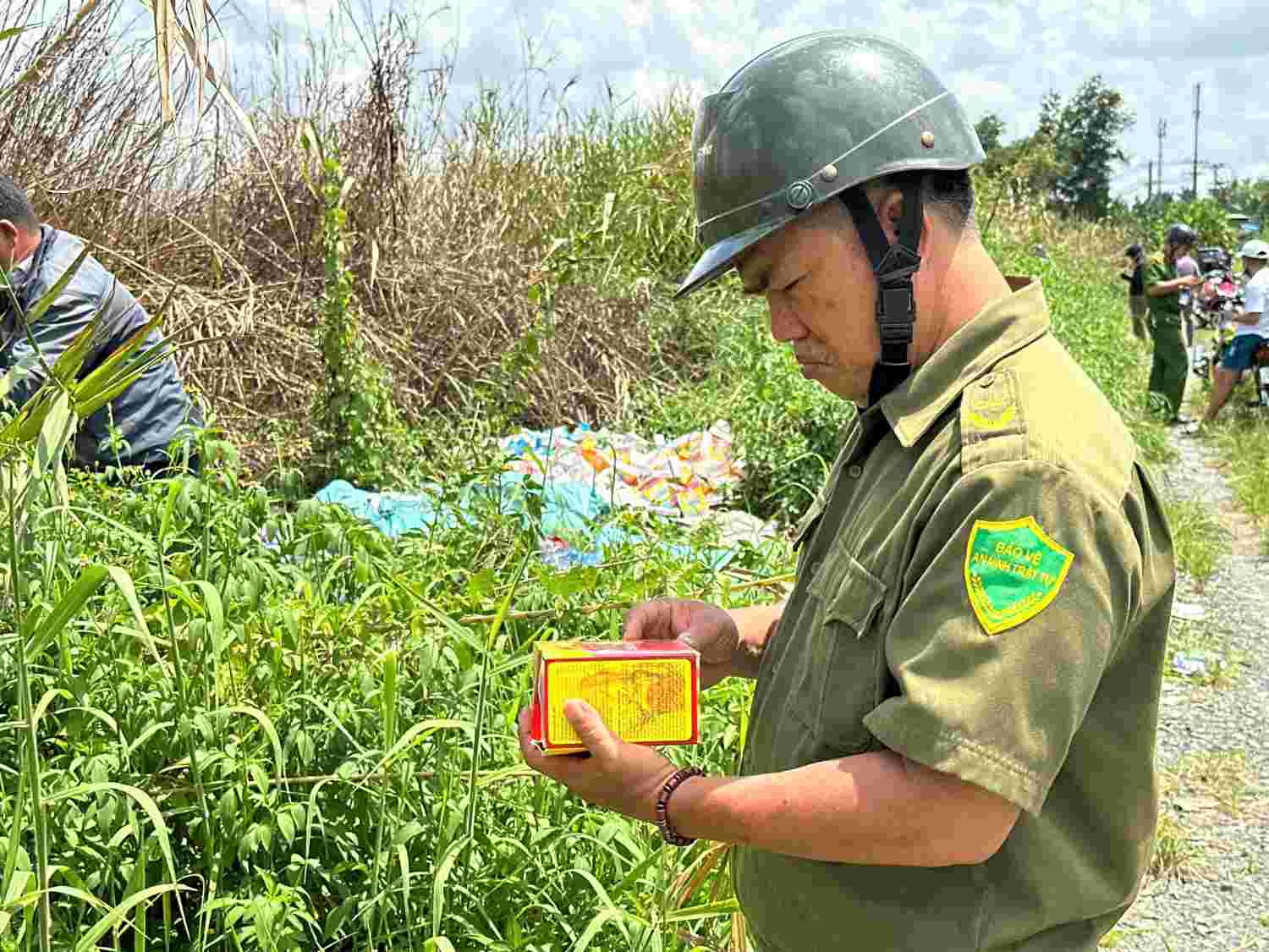 関係当局は、ホーチミン市で自発的にゴミ捨て場に捨てられた多くの医薬品箱を発見しました。写真:ミン・タム