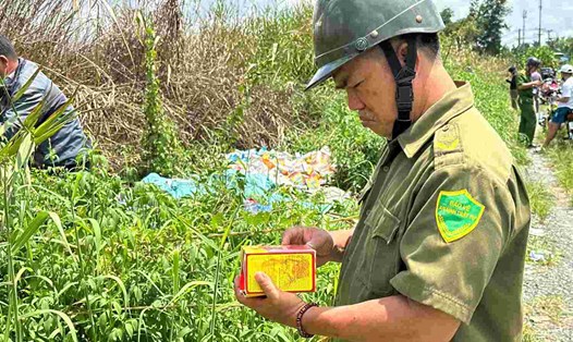 Lực lượng chức năng phát hiện nhiều hộp dược phẩm vứt ra bãi rác tự phát trên địa bàn TPHCM. Ảnh: Minh Tâm