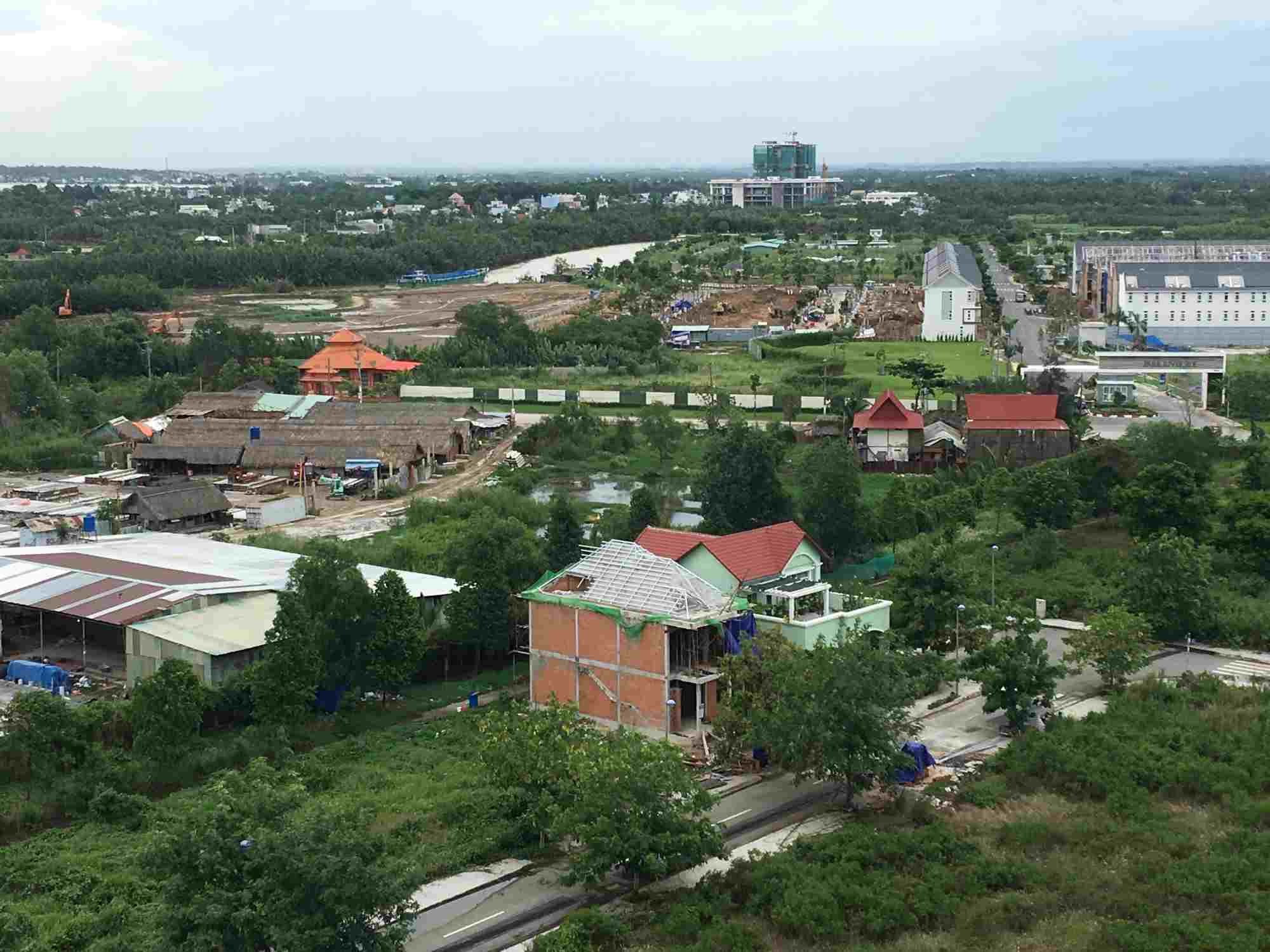 Suddenly high land prices make it difficult for people to change land use purposes. Photo: Bao Chuong