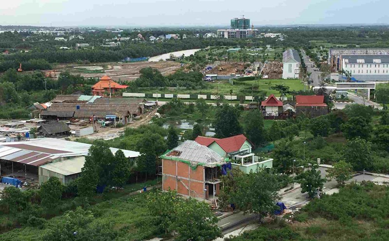 Suddenly high land prices make it difficult for people to change land use purposes. Photo: Bao Chuong