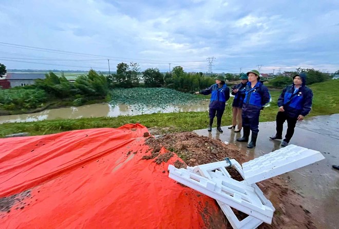党委員会の秘書、ダフック・コミューンの人民評議会の議長であるハノイは、ダイク・フェイスの事件をチェックしました。写真：Huu Thong