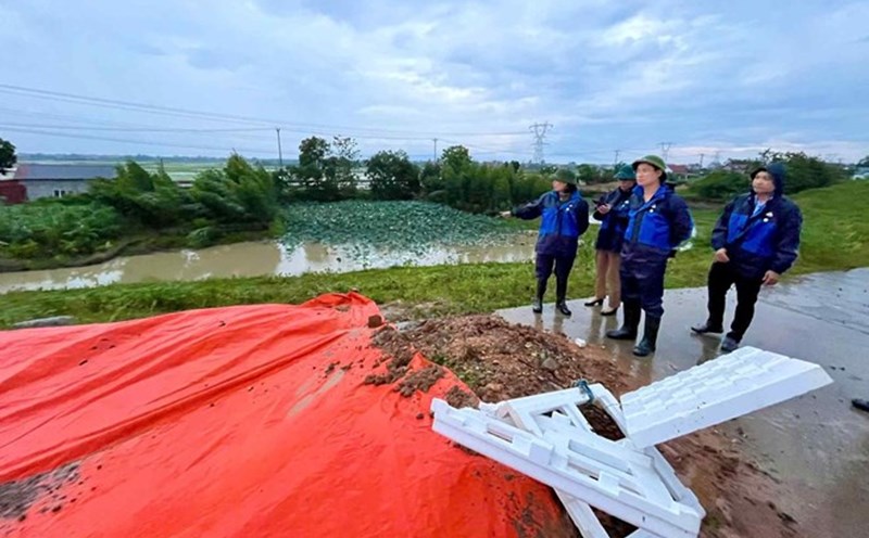 Party Committee Secretary, Chairman of the People's Council of Da Phuc Commune, Hanoi inspected the incident on the right dike of Cau. Photo: Huu Thong