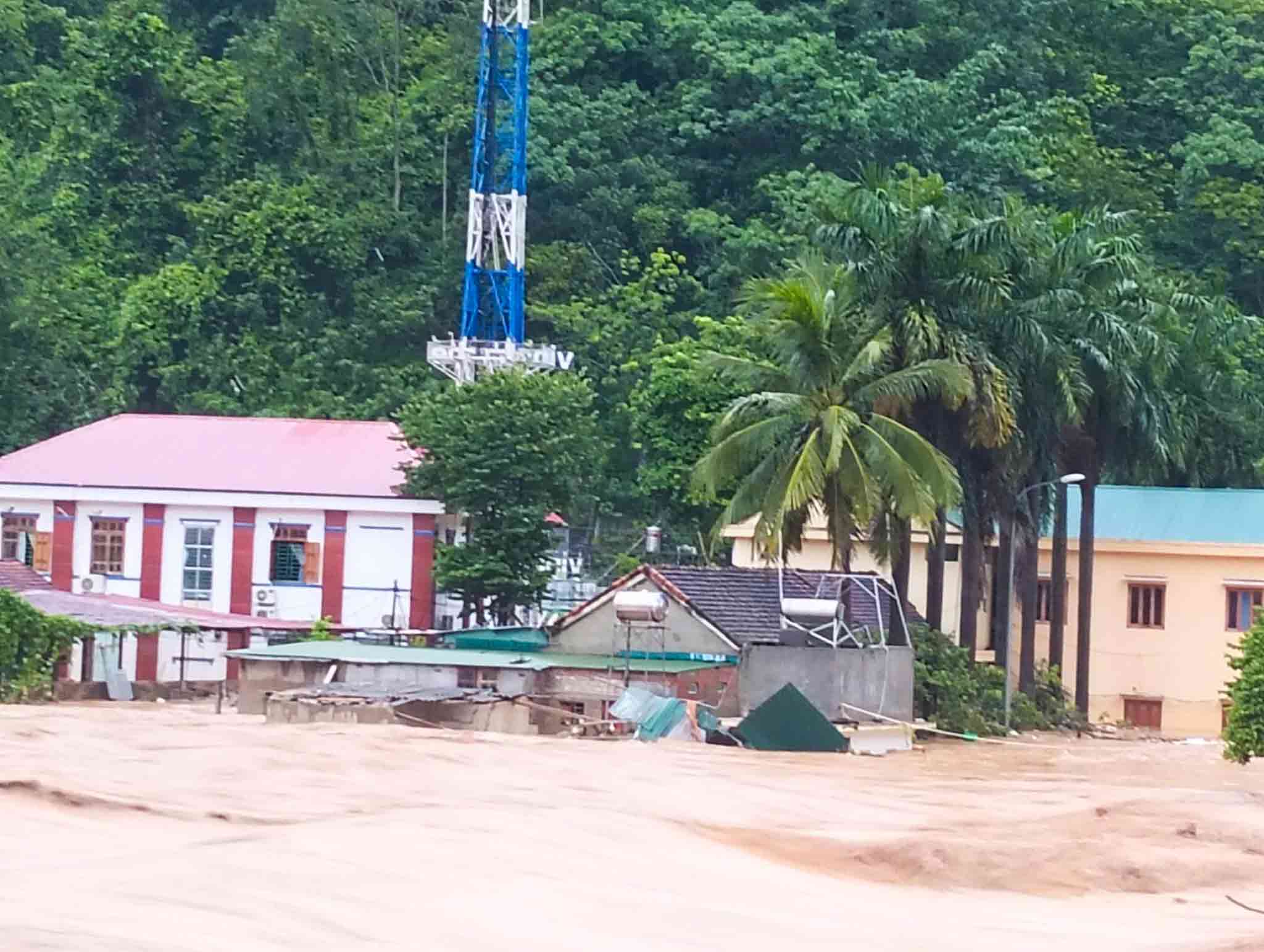 Mua lu len nhanh khien xa Muong Xen ngap sau trong nuoc. Anh: Hai Duong