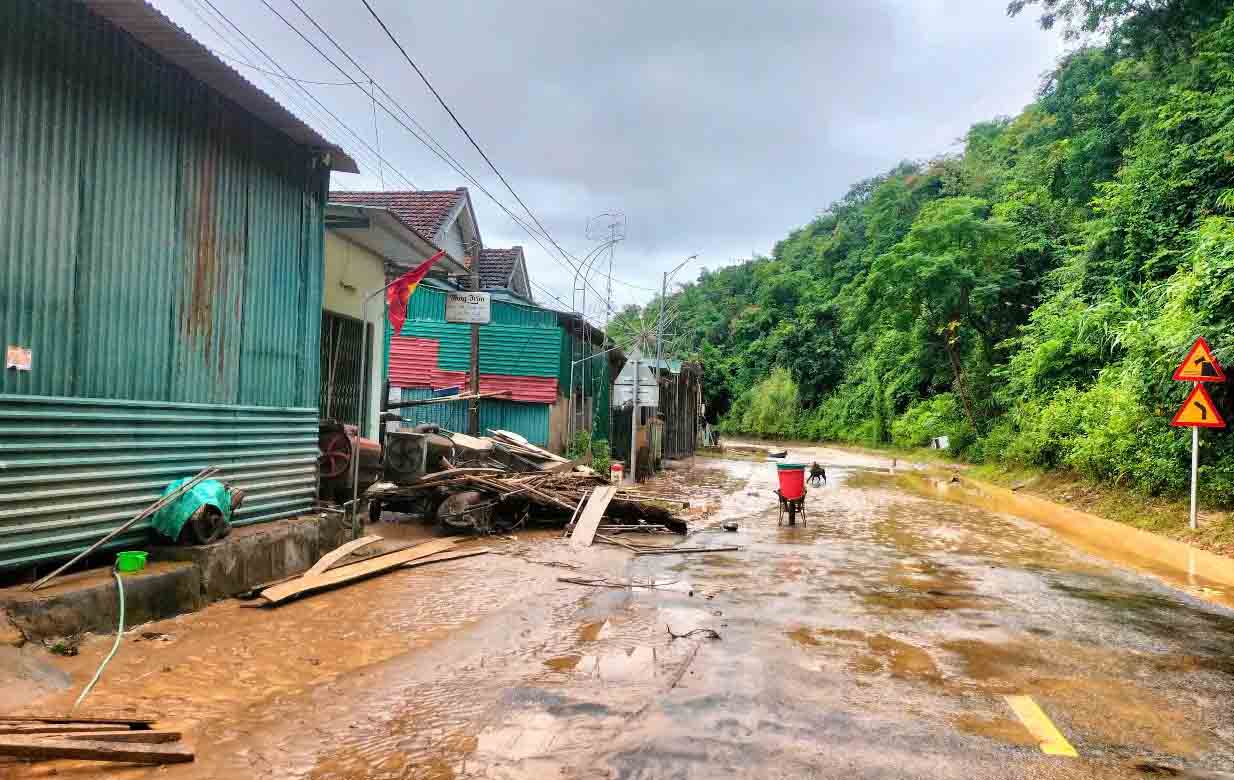 Nuoc lu da rut o xa Huu Kiem. Anh: Duy Minh.