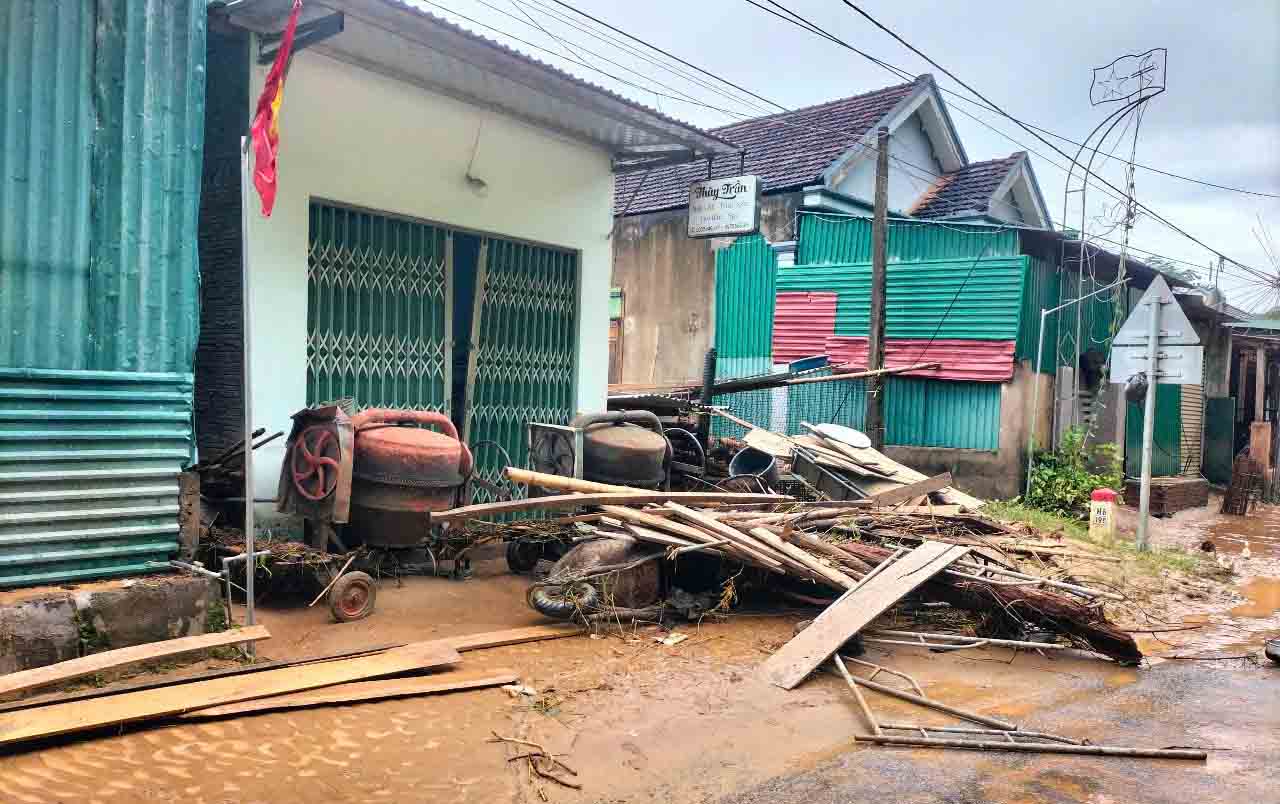 Nha dan ben Quoc lo 7 o xa Huu Kiem sau lu rut. Anh Duy Minh.