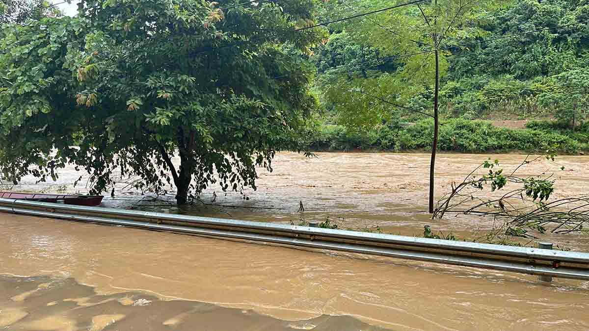 Song Nam Mo ben Quoc lo 7 o xa Huu Kiem nuoc da rut nhieu. Anh: Duy Minh.