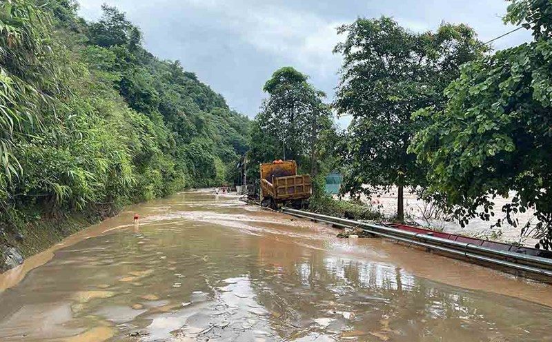 The flood water is receding rapidly, National Highway 7 through Huu Kiem commune has exposed the road surface after the flood receded. Photo: Duy Minh.