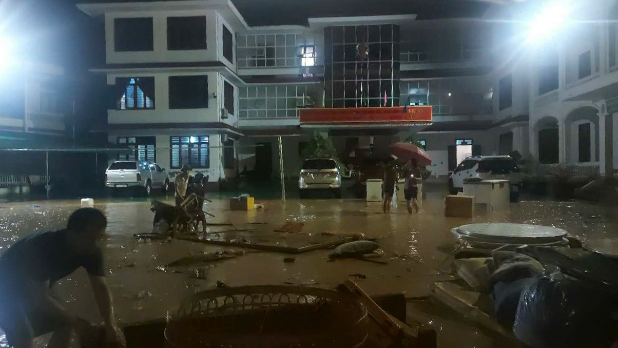 Canh ngap lut o xa Muong Xen dem 22.7. Anh: Hai Duong.