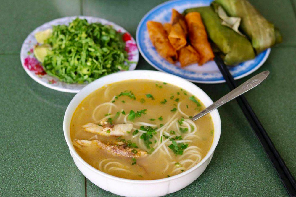 Quang Tri Soup a menudo tiene pescado de cabeza de serpiente, pasteles de pescado, cerdo, huevos de codorniz ... Foto: Especialidades Quang Binh