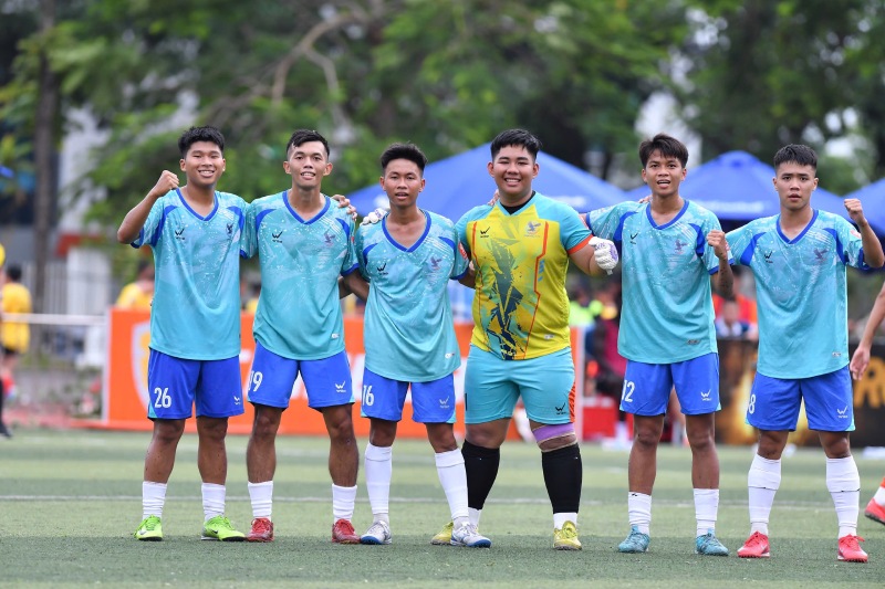 Friendly du gap nhieu kho khan nhung van cong hien het minh vi tinh yeu bong da. Anh: Minh Hieu