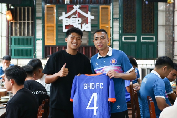 “Sieu phui” Kha Tho (phai) giao luu cung cac dau thu Friendly. Anh: Nhan vat cung cap