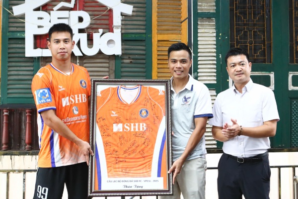Huan luyen vien Chau Anh - Friendly (giua) nhan mon qua tu SHB FC. Anh: Nhan vat cung cap