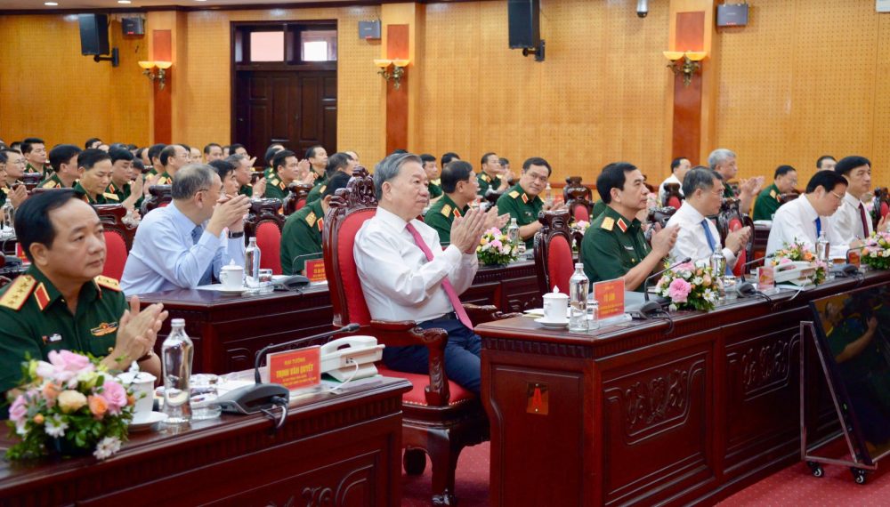 Cac dai bieu du buoi lam viec. Anh: Hai Nguyen