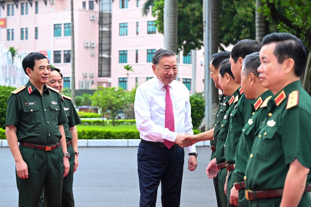 국방부 지도부와 총정치국은 또 람 총서기 중앙군사위원회 서기를 맞이하여 베트남 인민군 총정치국을 방문하여 업무를 보았습니다. 사진: 하이 응우옌