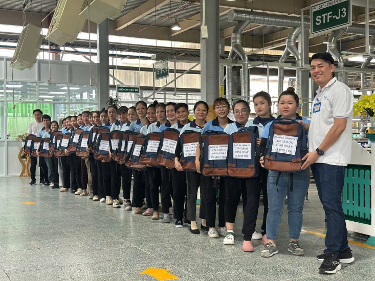 El sindicato de base de TKG Taekwang Vina Conjunta Stock Company dio regalos a los trabajadores. Foto: CDCC