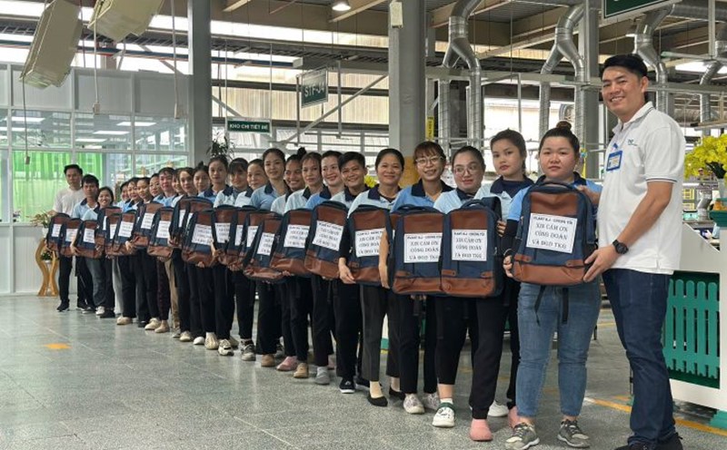 The Trade Union of TKG Taekwang Vina Joint Stock Company presented gifts to employees. Photo: Trade Union