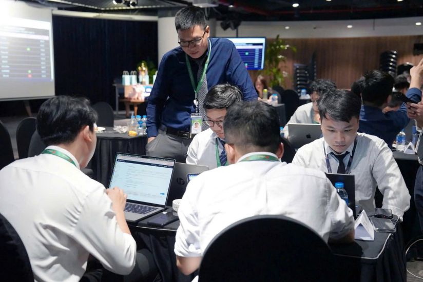 디지털 전환을 구체화하는 활동 중 하나인 LevelUp 프로그램에 참여하는 VPBank 간부 및 조합원. 사진: 탄퉁