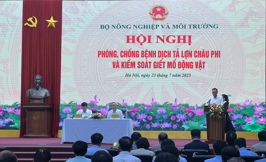 Hoi nghi co su tham gia cua Cuc Chan nuoi va Thu y, Chi cuc Chan nuoi va Thu y cac tinh, do Thu truong Bo Nong nghiep va Moi truong Phung Duc Tien chu tri. Anh: Dinh Hiep.