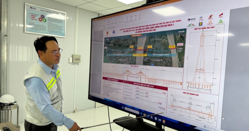 Representatives of the Project Management Board introduced the diagram and construction progress of Dai Ngai 1 Bridge. Photo: Hoang Loc