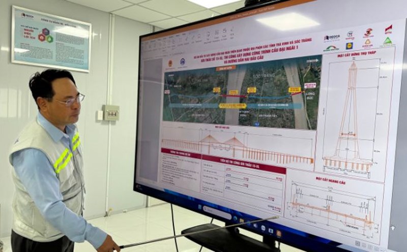 Representatives of the Project Management Board introduced the diagram and construction progress of Dai Ngai 1 Bridge. Photo: Hoang Loc