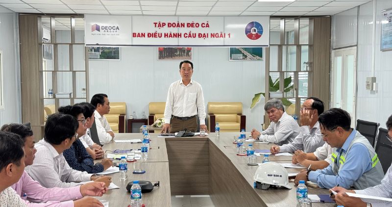 Chu tich UBND tinh phat bieu tai buoi lam viec voi Ban dieu hanh cau Dai Ngai 1. Anh: Hoang Loc