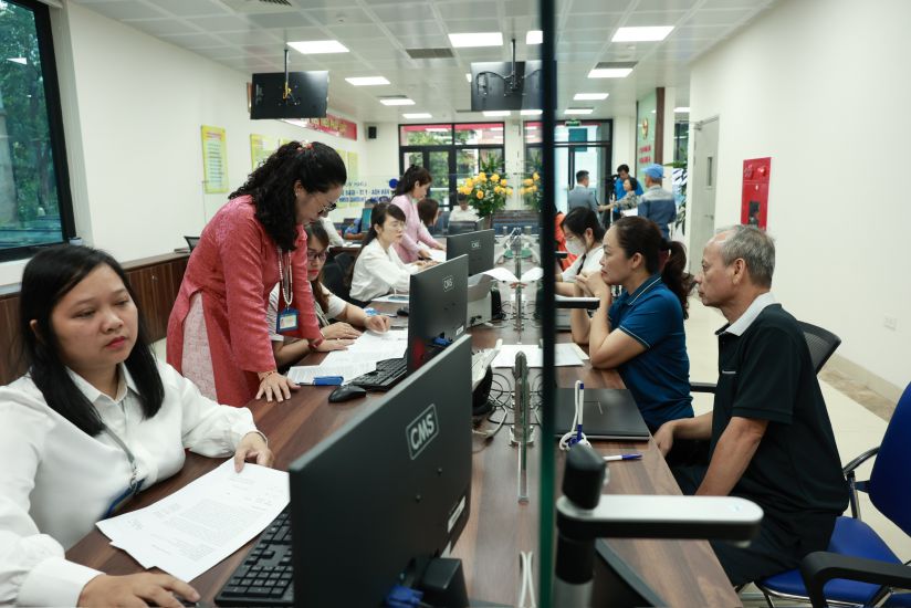 Les habitants du quartier de Dong Da (Hanoï) effectuant des procedures administratives a 2 niveaux le matin du 1er juillet. Photo : Hai Nguyen