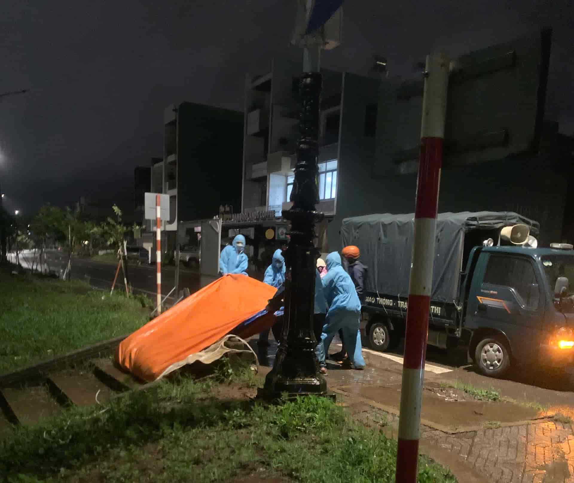 Hoi Phu phuongの職員が、病気に感染した疑いのある豚の死骸を処理、片付け、チャンネル沿いに投げ捨てました。写真:Thanh Tuan