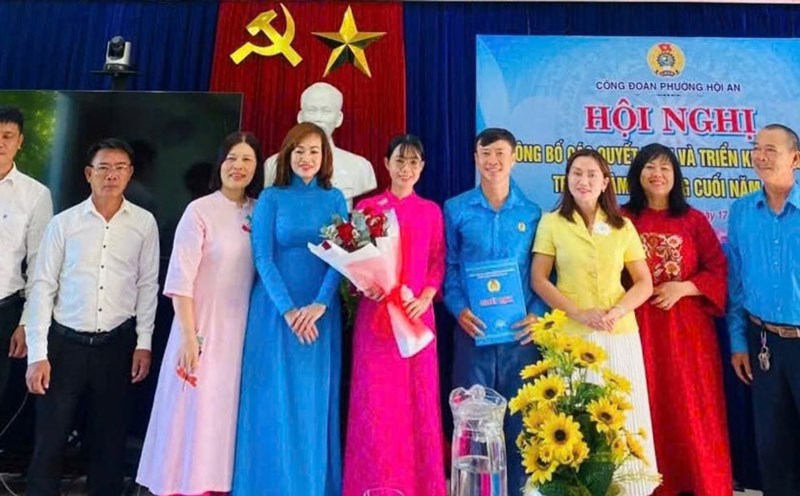 Launching the Executive Committee of the Trade Union of Hoi An Ward, Da Nang City. Photo: Tra Van