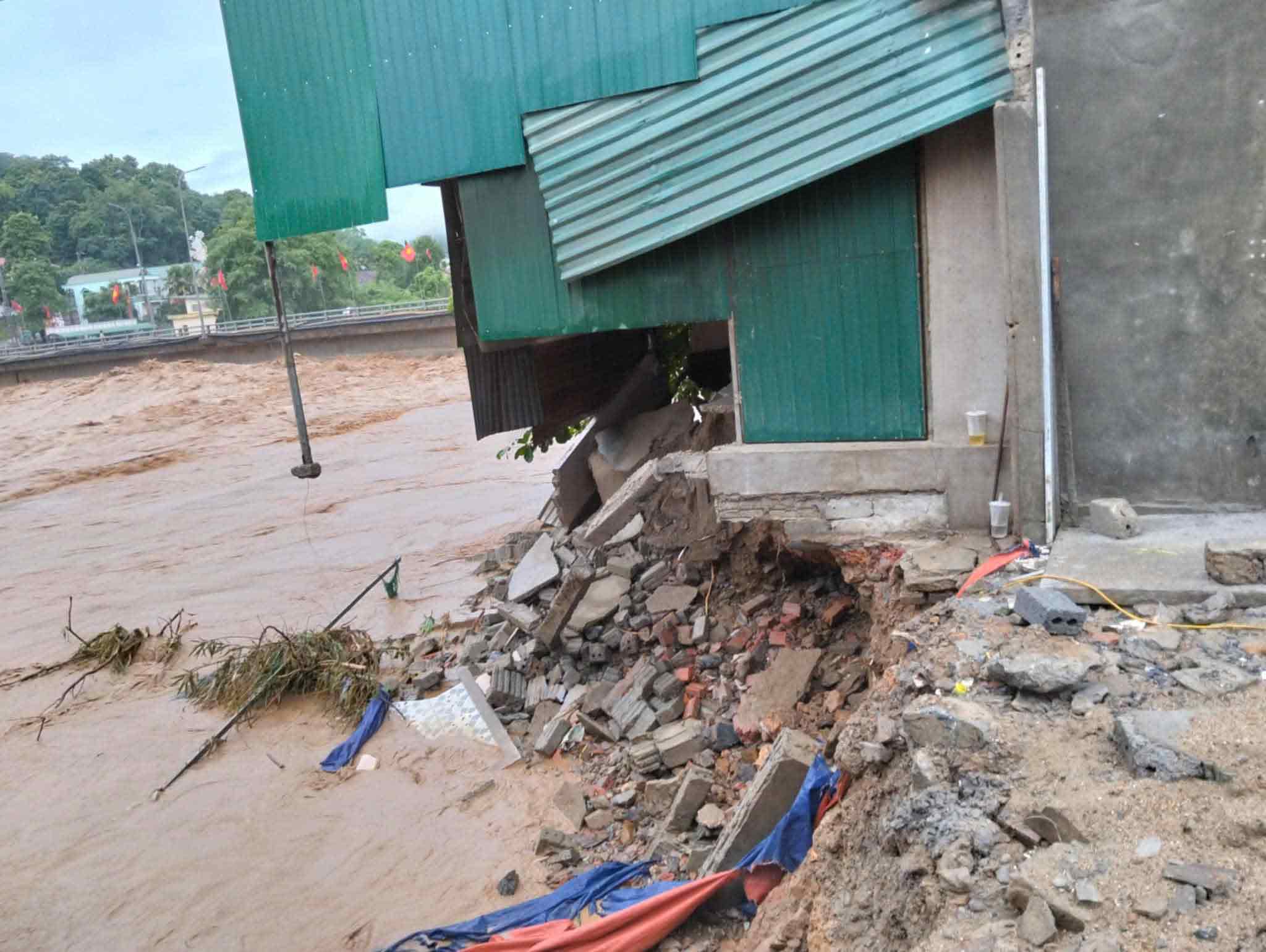 Nhieu ngoi nha bi lu cuon troi. Anh: Hai Duong
