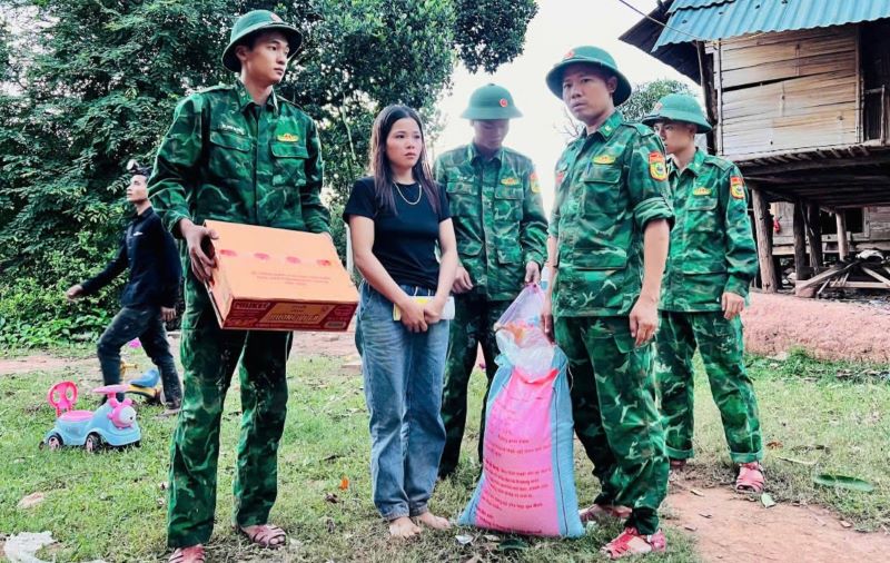 Don Bien phong Ba Tang ho tro gao va my tom cho gia dinh bi thiet hai. Anh: Bien phong Quang Tri