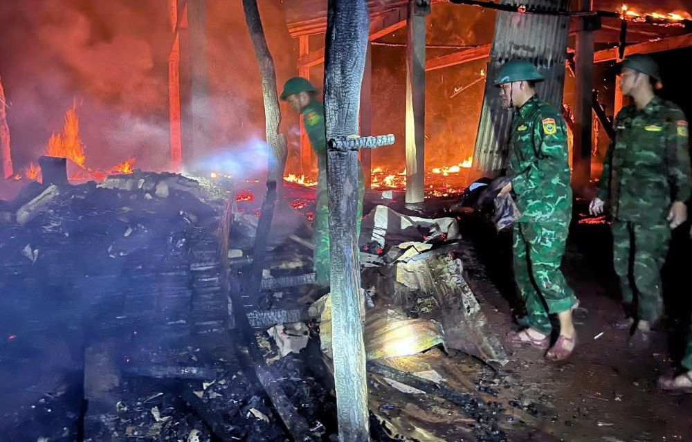 화재가 빠르게 확산되고 강풍으로 인해 소방에 참여한 부대가 어려움을 겪었습니다. 사진: 꽝찌 국경 수비대