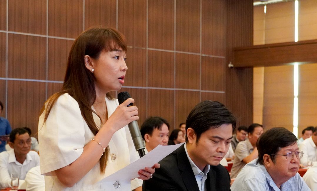 Dai dien Cong ty TNHH Vinataba - Philip Morris kien nghi voi lanh dao TP Can Tho lien quan ve nhung kho khan doanh nghiep gap phai. Anh: Phuong Anh