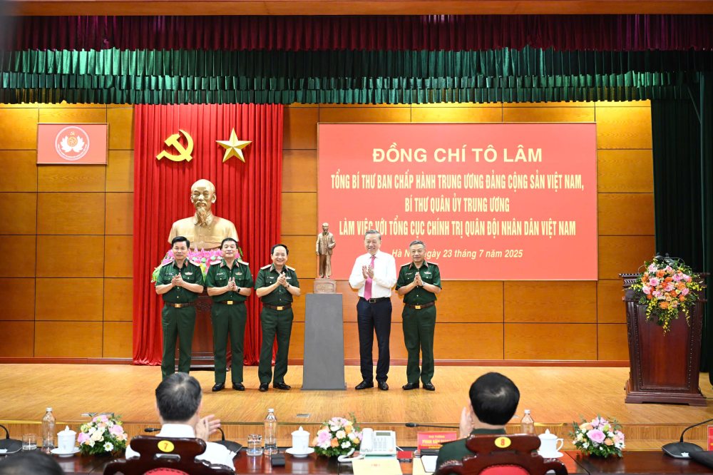 Tong Bi thu To Lam tang buc tuong Bac Ho cho Tong cuc Chinh tri Quan doi nhan dan Viet Nam. Anh: Hai Nguyen