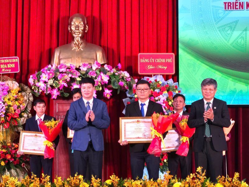 Lanh dao VRG va dai dien Bo Tai chinh trao Bang khen cua Thu tuong Chinh phu cho cac ca nhan co thanh tich tieu bieu trong cac phong trao thi dua do VRG phat dong. Anh: Nam Duong
