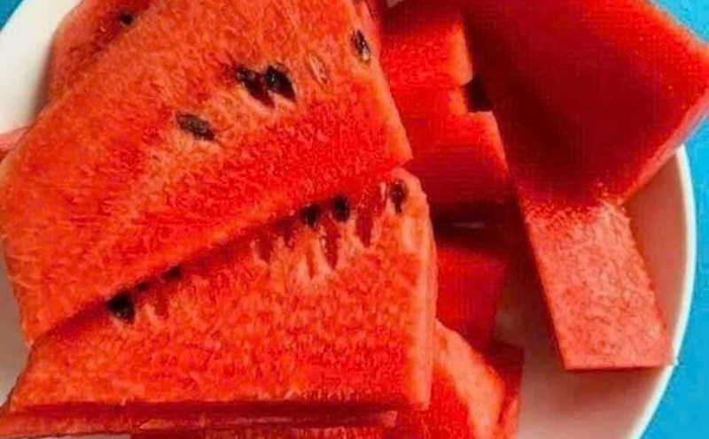 Watermelon juice helps detoxify the liver and kidneys after drinking beer. Photo: Quang Minh.